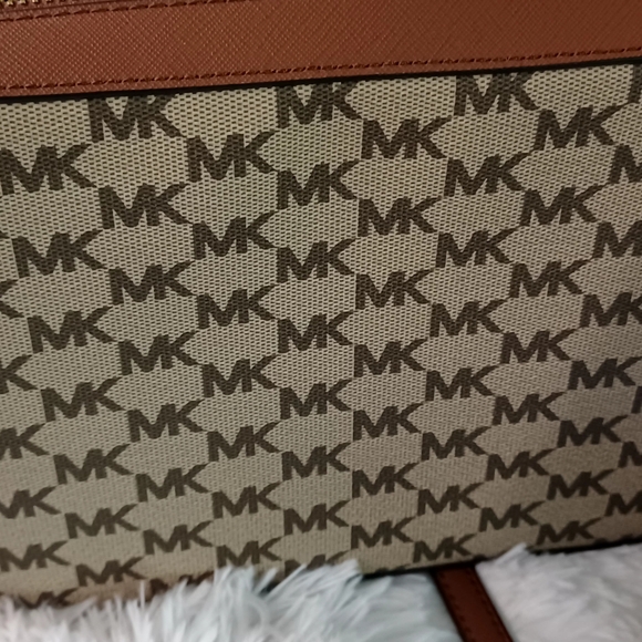 FIRM AUTHENTIC NWOT MICHAEL KORS JET SET CHARM NAT/LUGG LG EW CROSSBODY - Picture 6 of 7